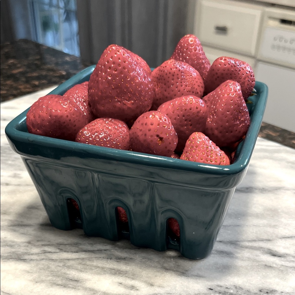 Tag Berry Box Porcelain 5.5" x 5x5" 2.75 deep